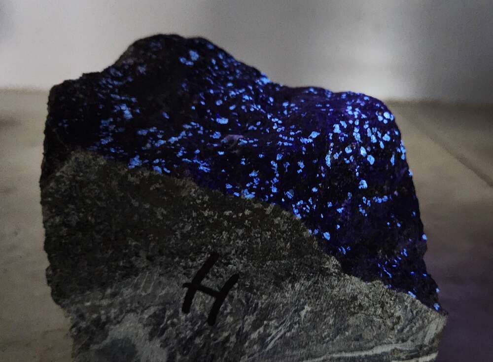 高品位钨矿石手标本