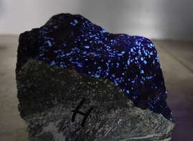 高品位钨矿石手标本