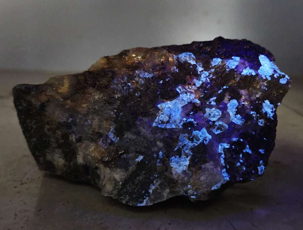 高品位钨石英脉型矿石手标本