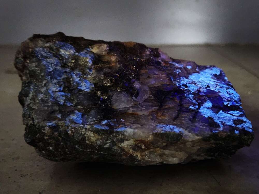 高品位钨石英脉型矿石手标本