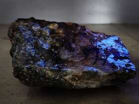 高品位钨石英脉型矿石手标本