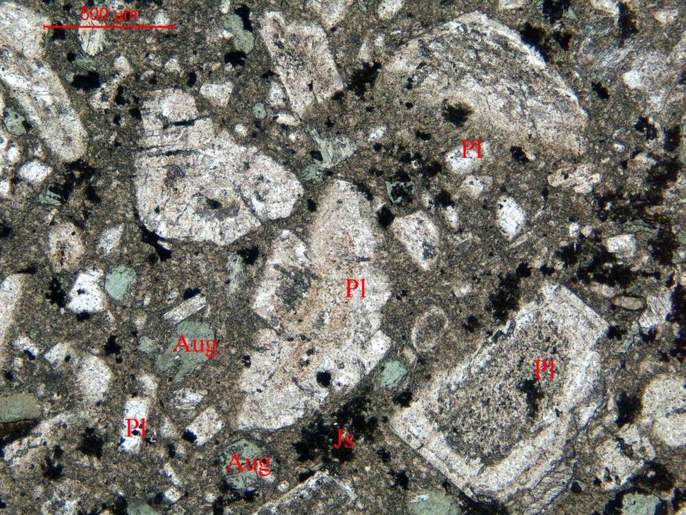 蚀变含杏仁体辉石安山岩