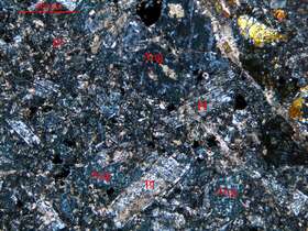 碎裂蚀变玄武岩