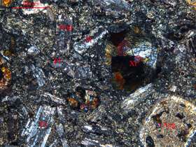 蚀变含杏仁体玄武玢岩