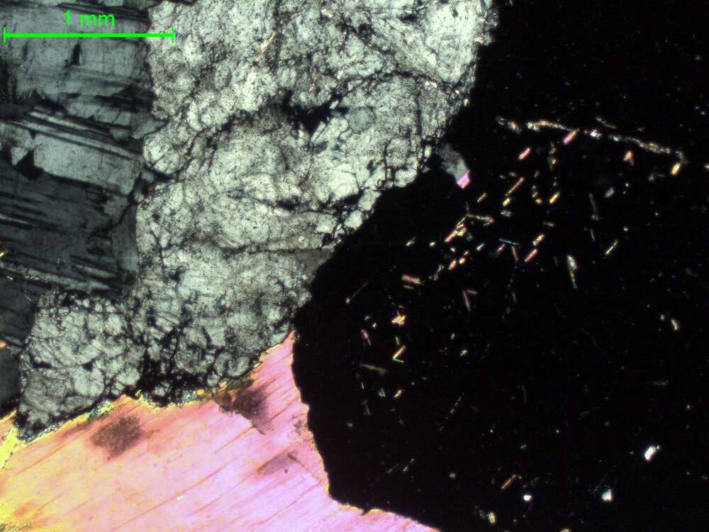 含石榴石-锂云母花岗伟晶岩
