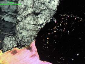 含石榴石-锂云母花岗伟晶岩